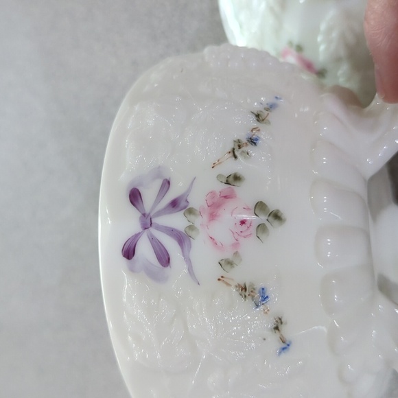 Vintage Westmoreland three-footed covered candy dish roses and ribbons - Picture 3 of 8